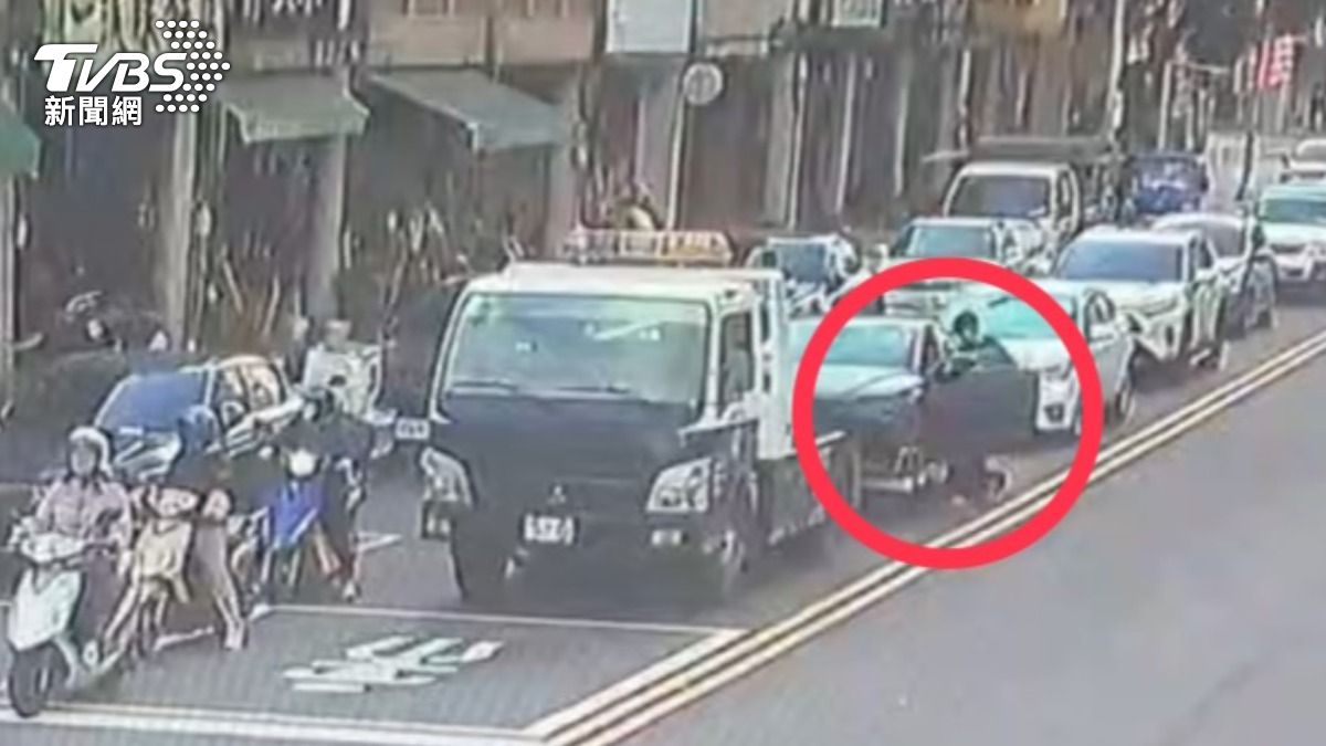 違停被拖吊! 竟趁紅燈「撕封條」坐上車沿路拍