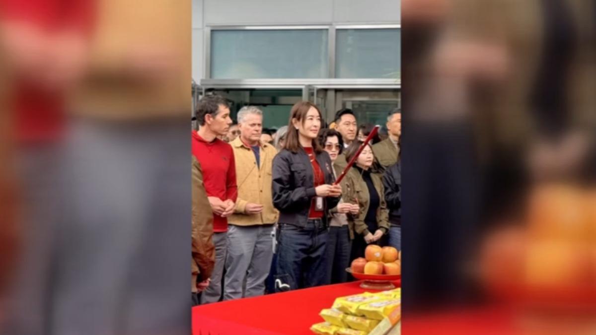 賈永婕率領團隊拜拜。（圖／翻攝賈永婕的跑跳人生FB）