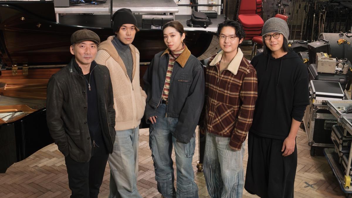 告五人和師兄石頭、瑪莎攜手創作新歌。(圖/相信音樂提供)