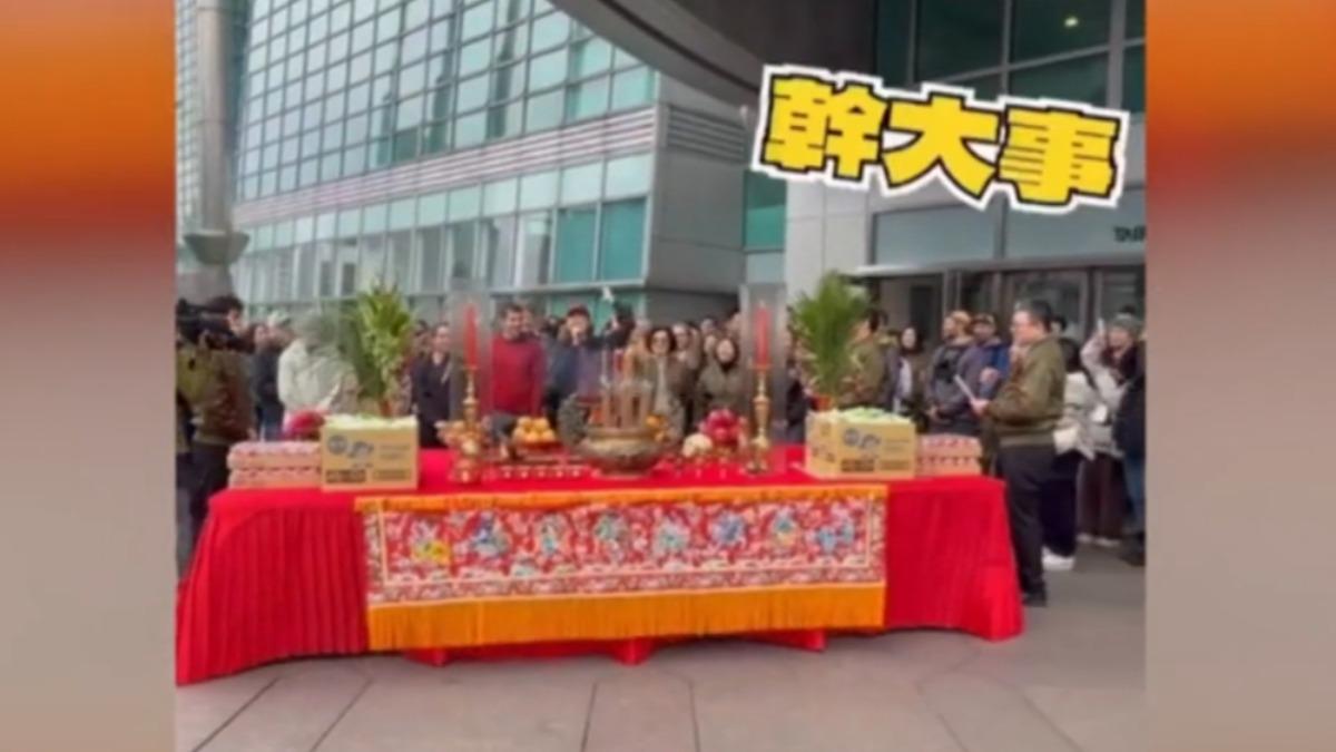101團隊大喊幹大事。（圖／翻攝賈永婕的跑跳人生FB）