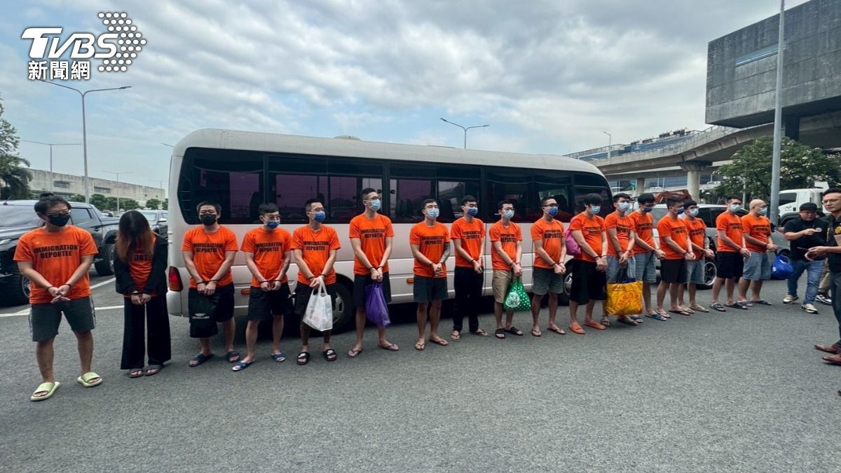 涉嫌在菲律賓詐騙的17名台灣人今天下午引渡回台。（圖／TVBS）