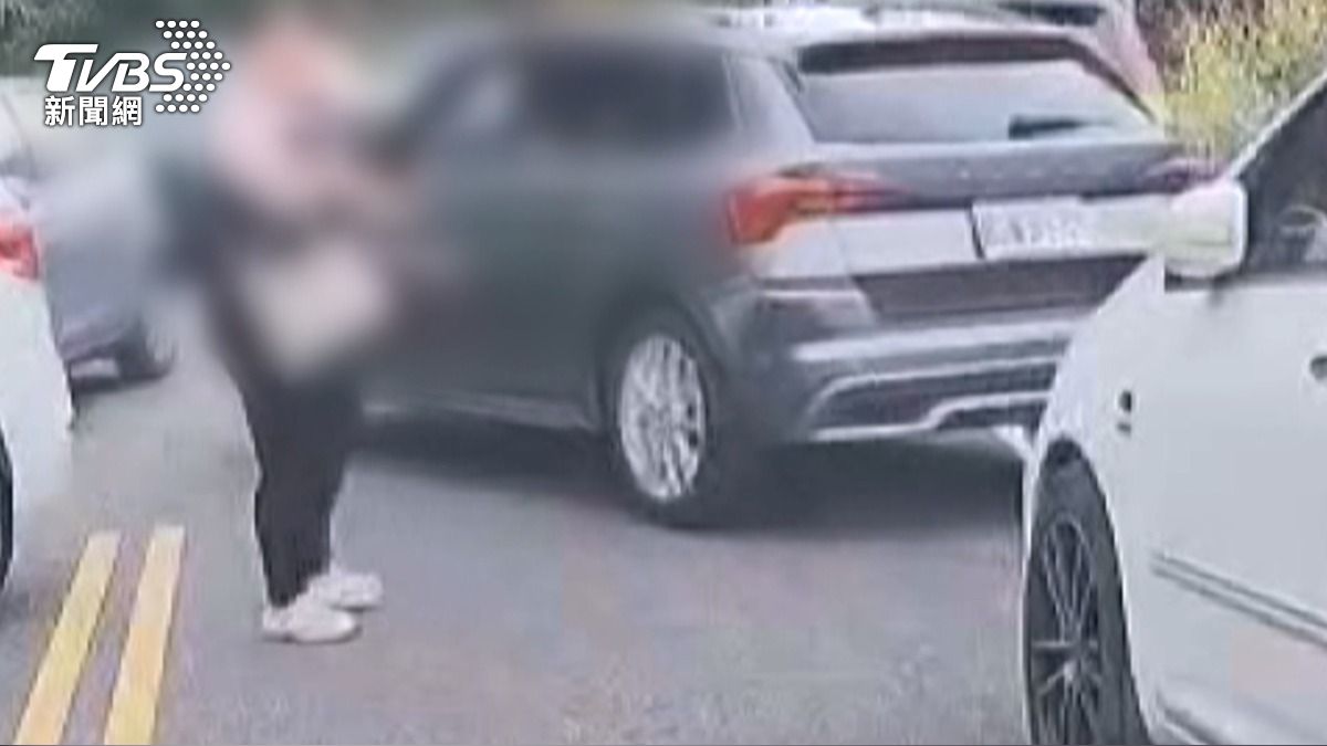 孕婦停車位遭強搶！白車倒車險撞人　當晚「氣到生小孩」。(圖／民眾提供)