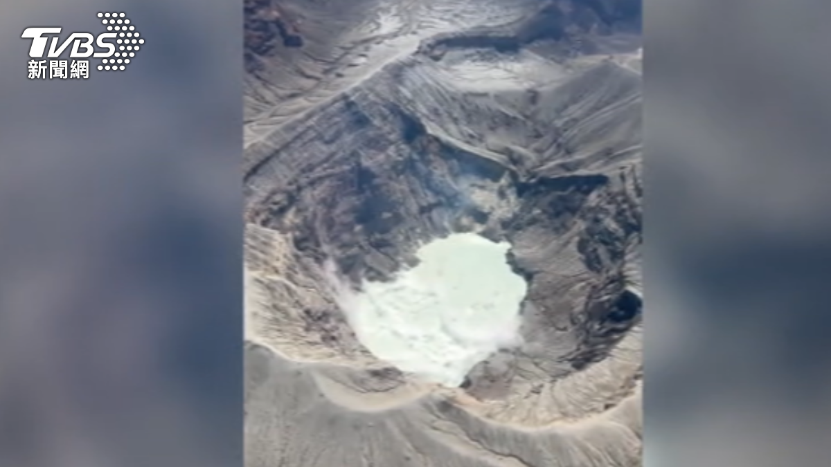 阿蘇火山直升機失事2台人失聯。（圖／TVBS）