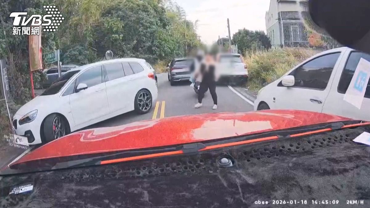孕婦一家人前往彰化這間遊樂園遊玩，但停車場已客滿但，白色轎車卻一直往後退，完全不顧後方還有人站立。(圖／民眾提供)