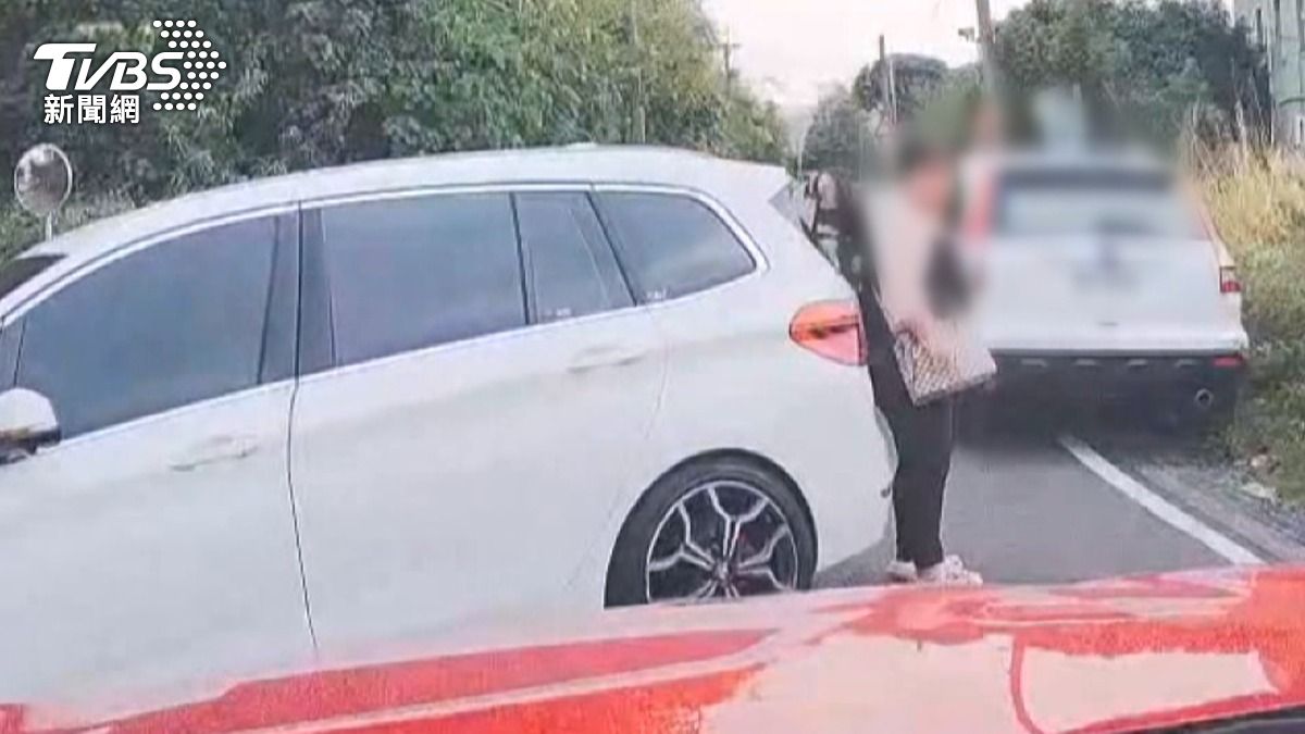 眼見家人差點被撞，懷孕的乘客氣炸下車與對方理論，卻仍然無效。(圖／民眾提供)