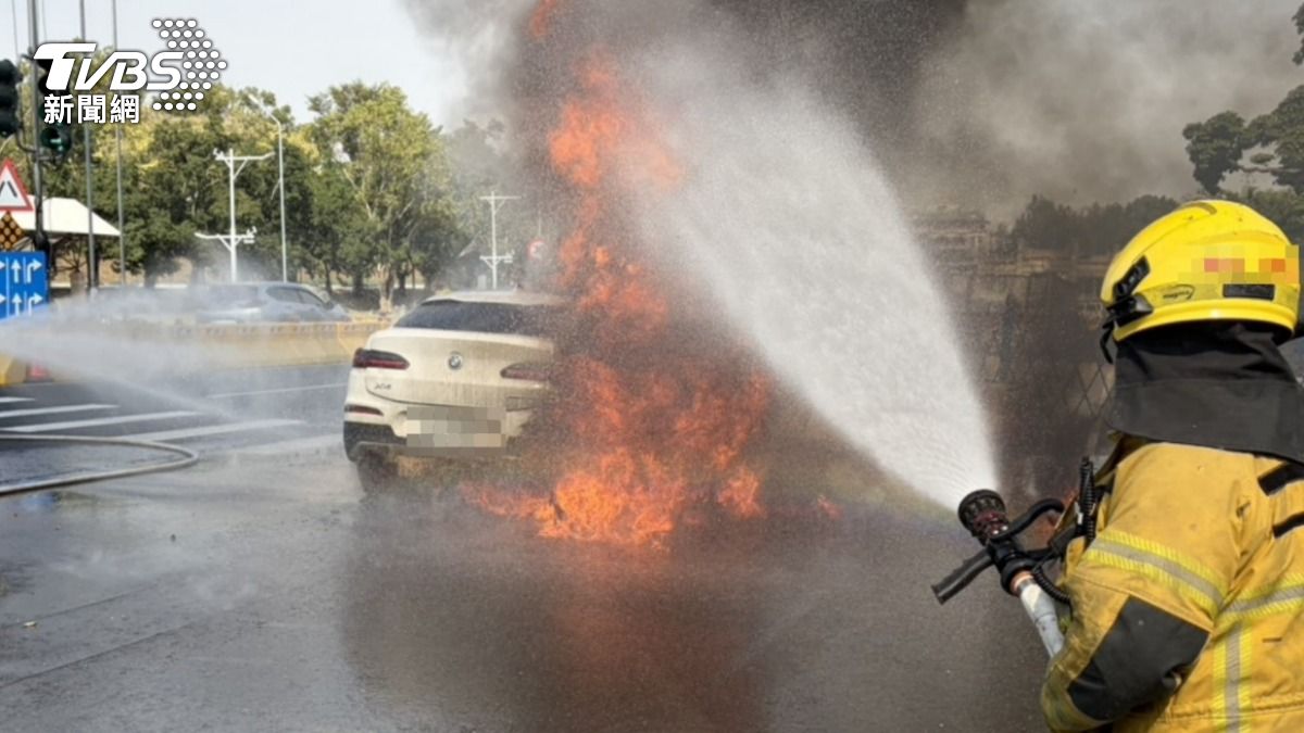 快訊/高雄正修科大前火燒車!BMW狂竄濃煙火舌 爆炸聲嚇壞師生