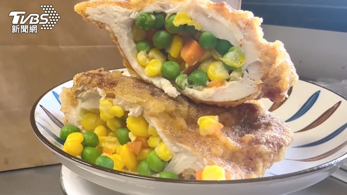三色豆之亂席捲全台！奶茶、雞排、蛋餅通通加　店家：要請朋友吃。(圖／TVBS)
