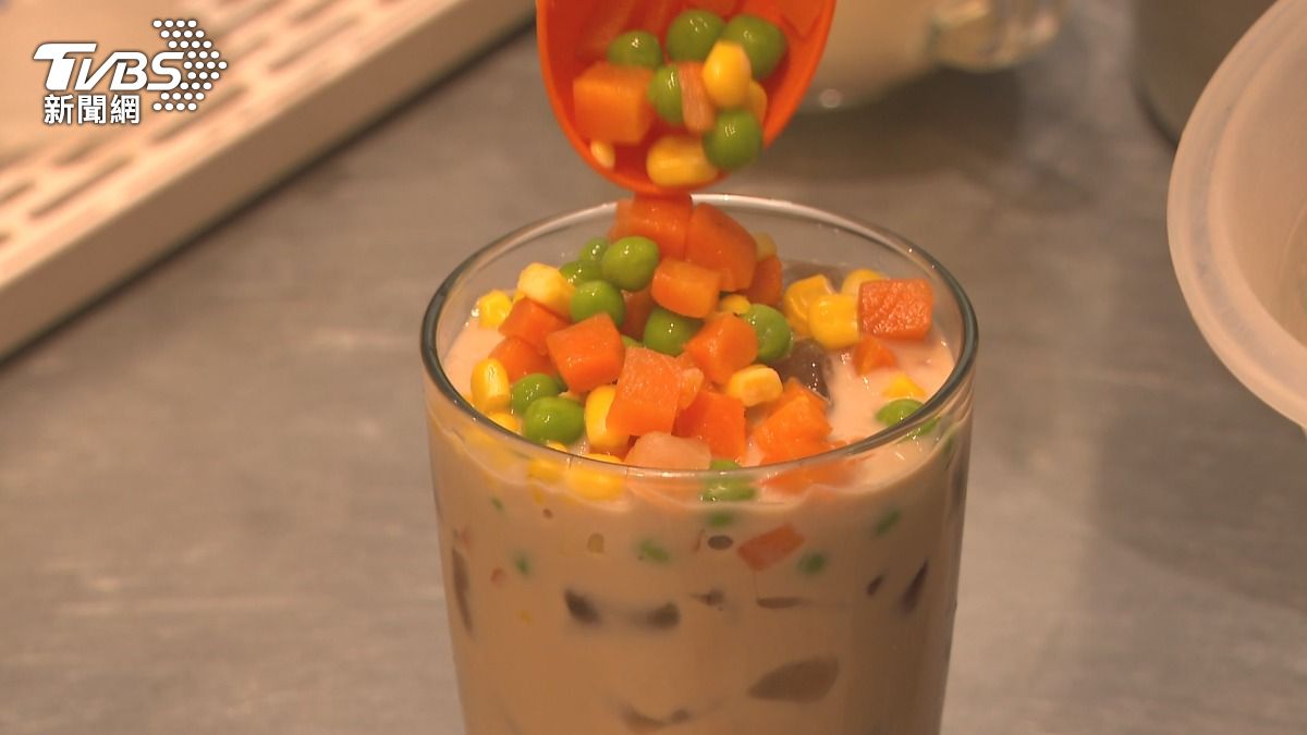 「三色豆之亂」源自台北的三色豆奶茶，隨後迅速在各地發酵。(圖／TVBS)