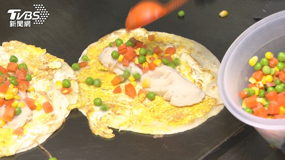 蛋餅內放入美味薯泥並加入三色豆後捲起切塊，漢堡也鋪滿黃、綠、紅三色。(圖／TVBS)