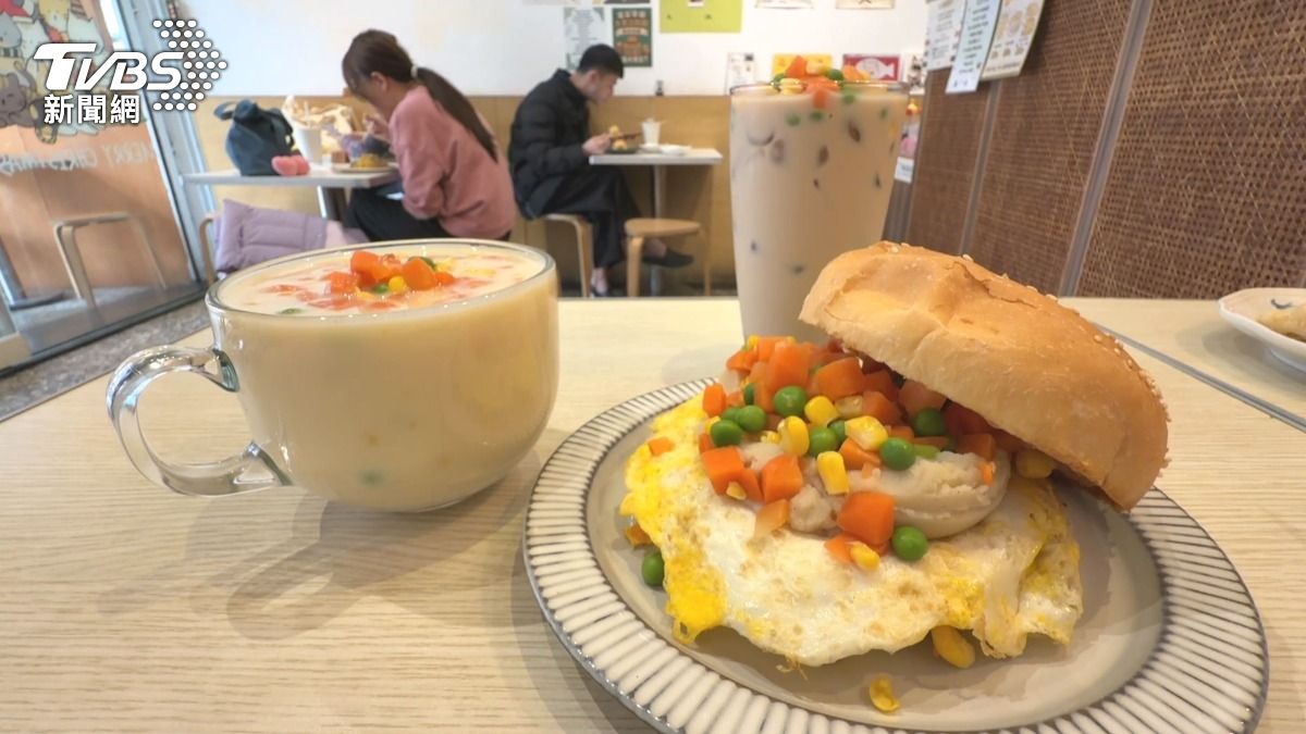 早餐店則將三色豆發揮到極致，推出一系列三色豆套餐。(圖／TVBS)