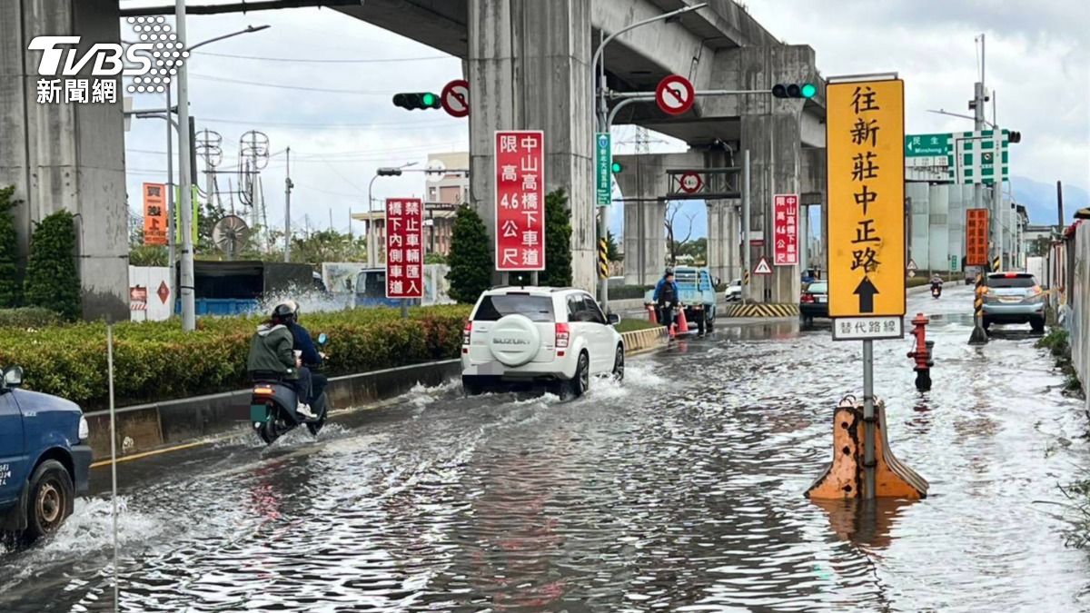快訊/用路人注意!新北大道5段疑管線遭挖破「水淹路面」
