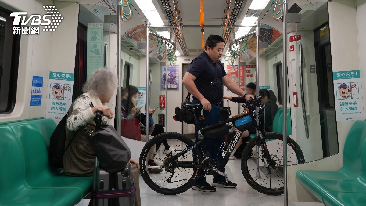 高雄捷運自2月1日起調整「一般腳踏車搭乘捷運」相關規定。(圖/TVBS)