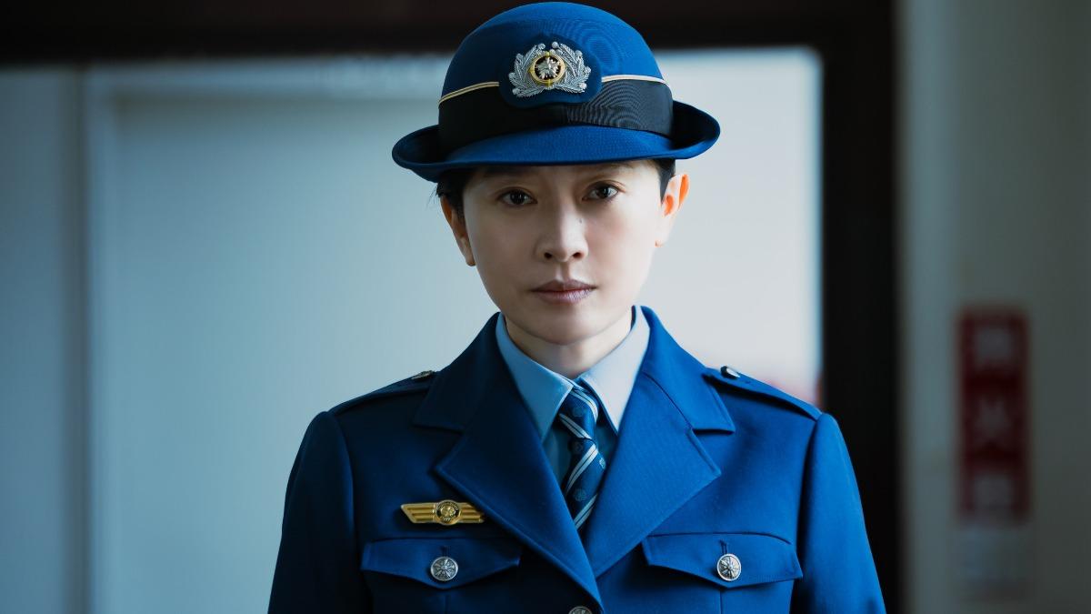 篠原涼子在《失控的她－距離越獄還有XX天－》飾演嚴肅冷靜的刑務官。（圖／Hami Video提供）