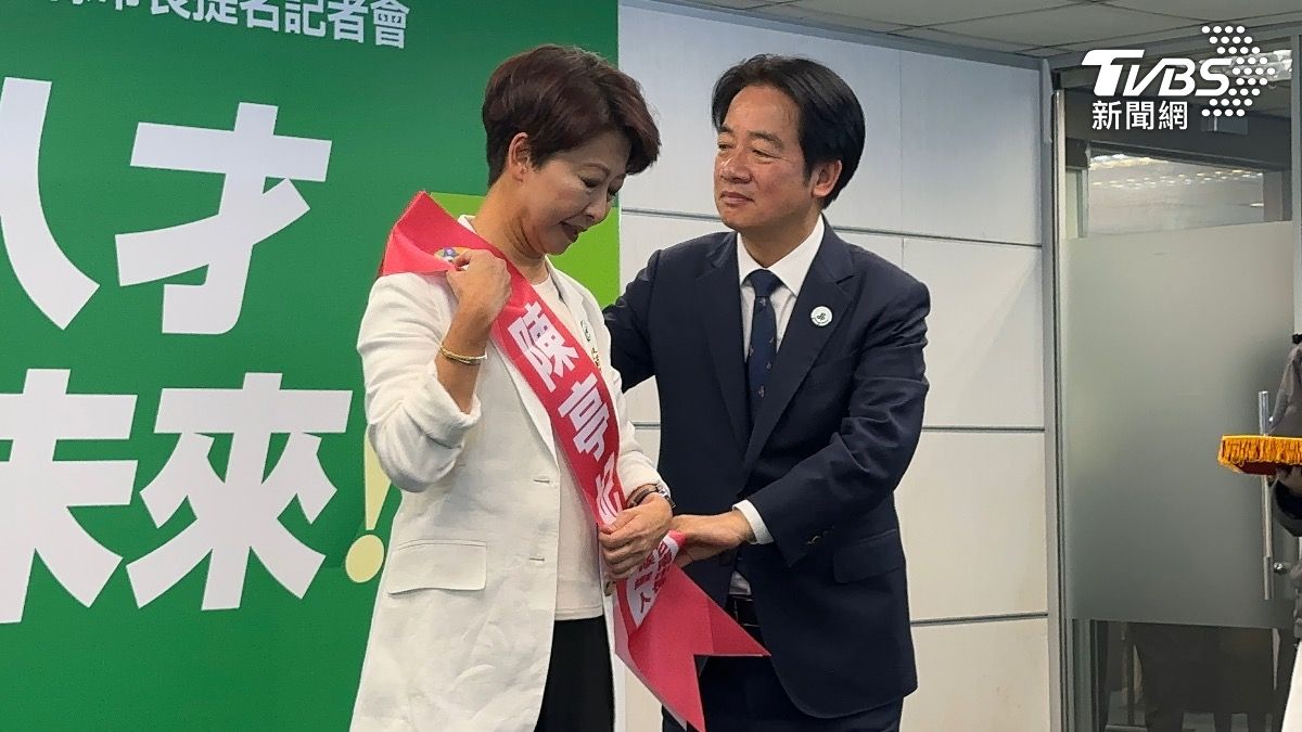 賴清德親自為陳亭妃披競選背帶。(圖/潘袁詩羽攝)