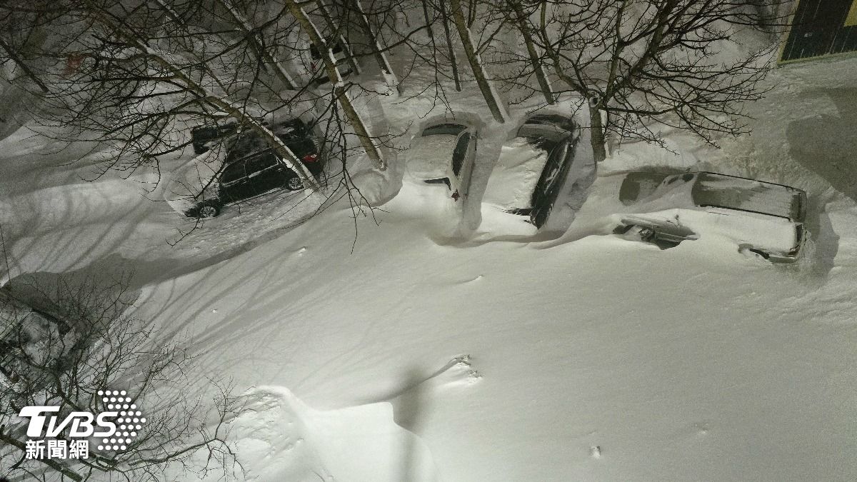 俄勘察加半島創紀錄大雪2死　大眾交通停擺「派囚車運市民」
