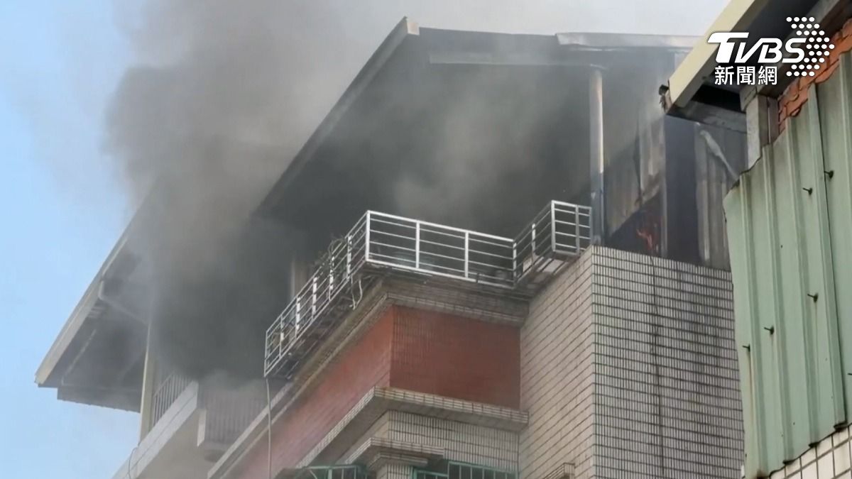 高雄市前鎮區佛公路一棟透天厝於21日上午10點多驚傳火警,火勢約40分鐘後撲滅。(圖/TVBS)