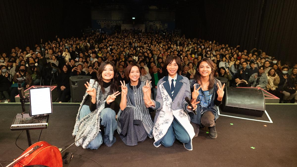 「萬芳與壯女們」演出吸引滿滿粉絲到場搶看。(圖/Legacy Taipei、原點概念提供)