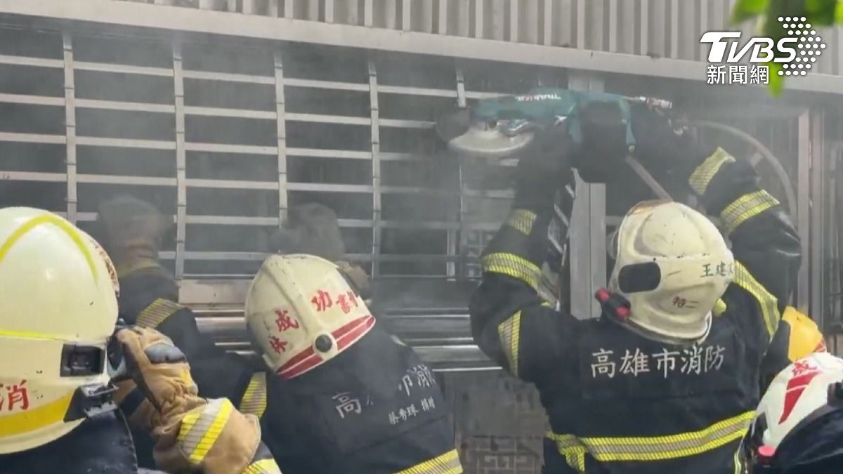 起火點疑似在一樓,卻一路延燒到頂樓,消防員奮力救援婦人。(圖/TVBS)