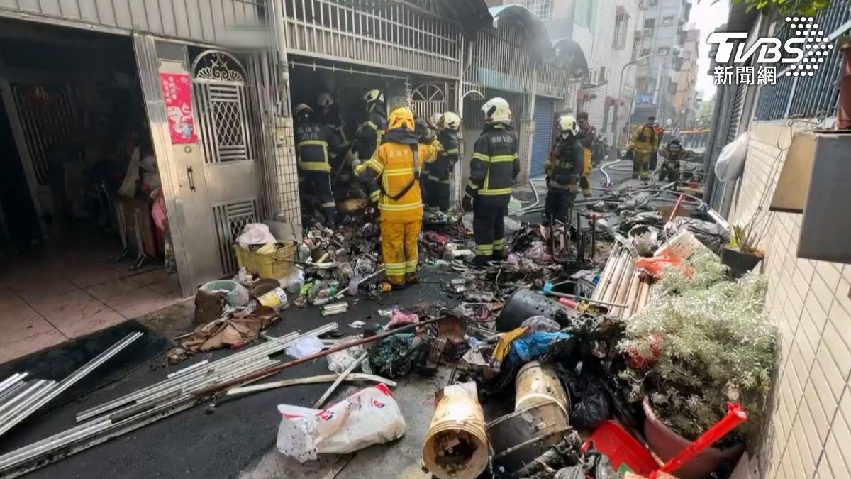 整屋雜物不僅造成周邊鄰居困擾,也增加消防員打火困難。(圖/TVBS)