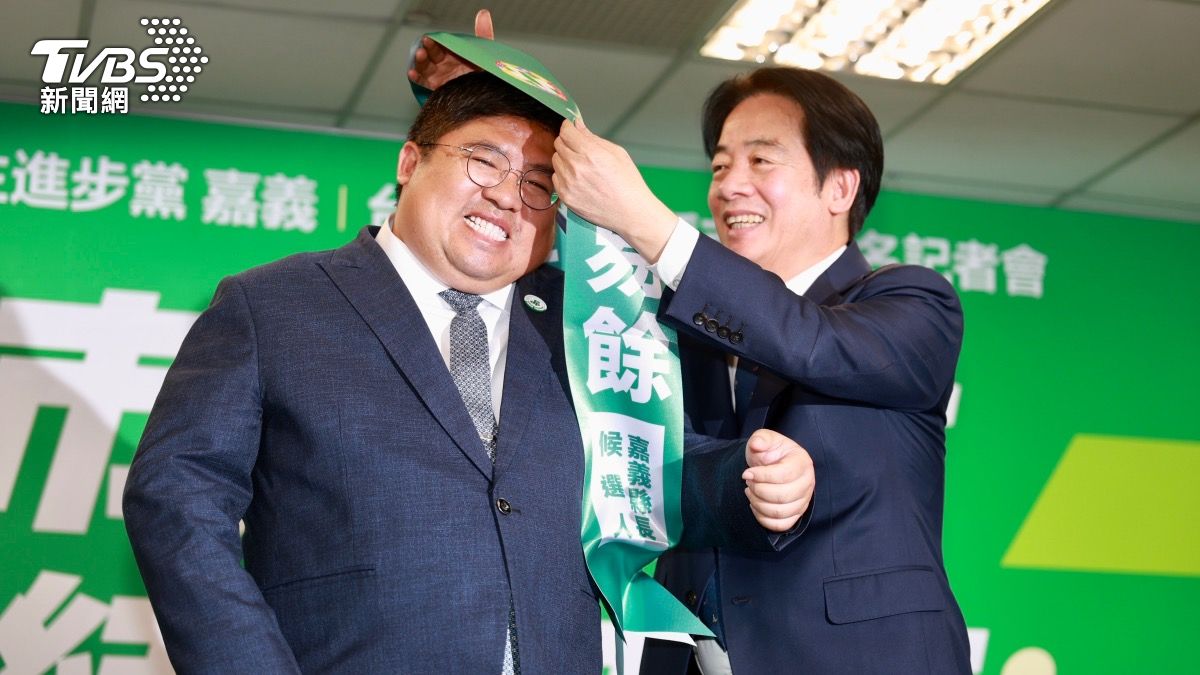 「嘉義玄彬」蔡易餘競選背帶差點套不住 賴清德笑出來