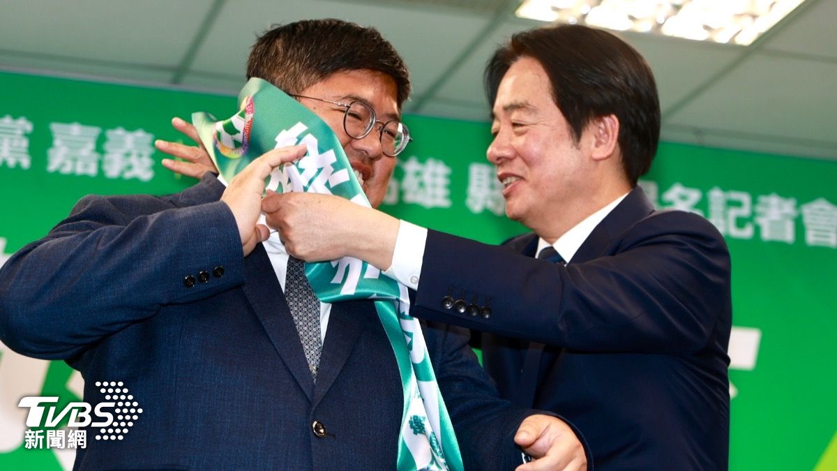 蔡易餘的競選背帶一度「卡關」。(圖/華子琛攝)