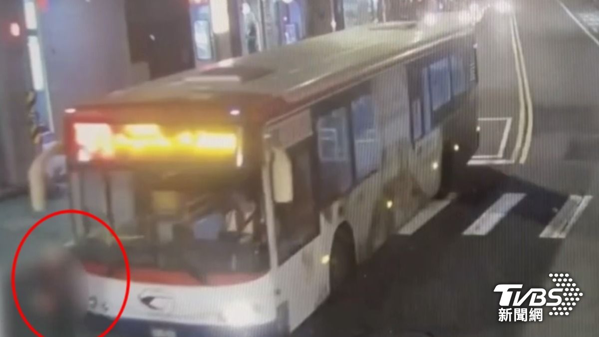 有片／新店公車、行人碰撞！7旬婦全身骨折一度命危　恐怖畫面曝