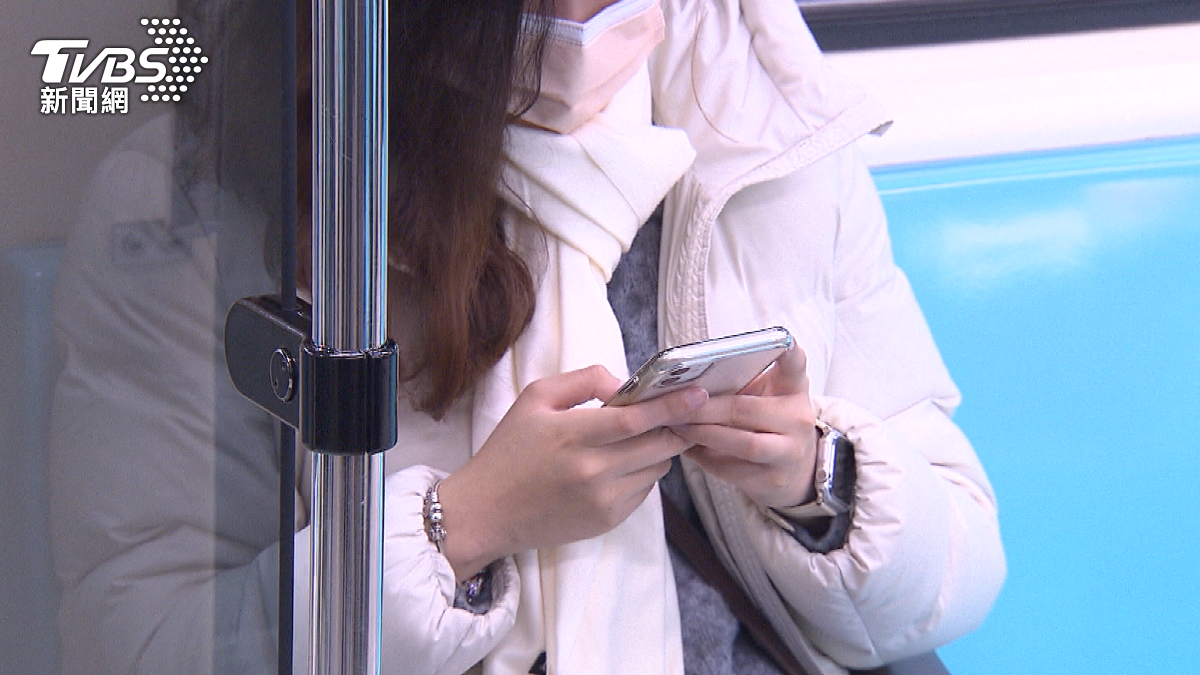 無節制地使用手機。(圖/TVBS)