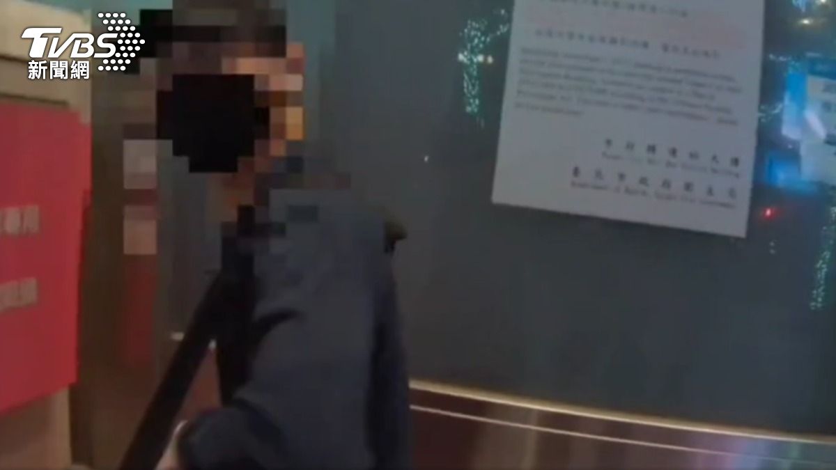 竊賊連偷2信義區百貨,捷運站前整理「戰利品」遭逮。(圖/TVBS)