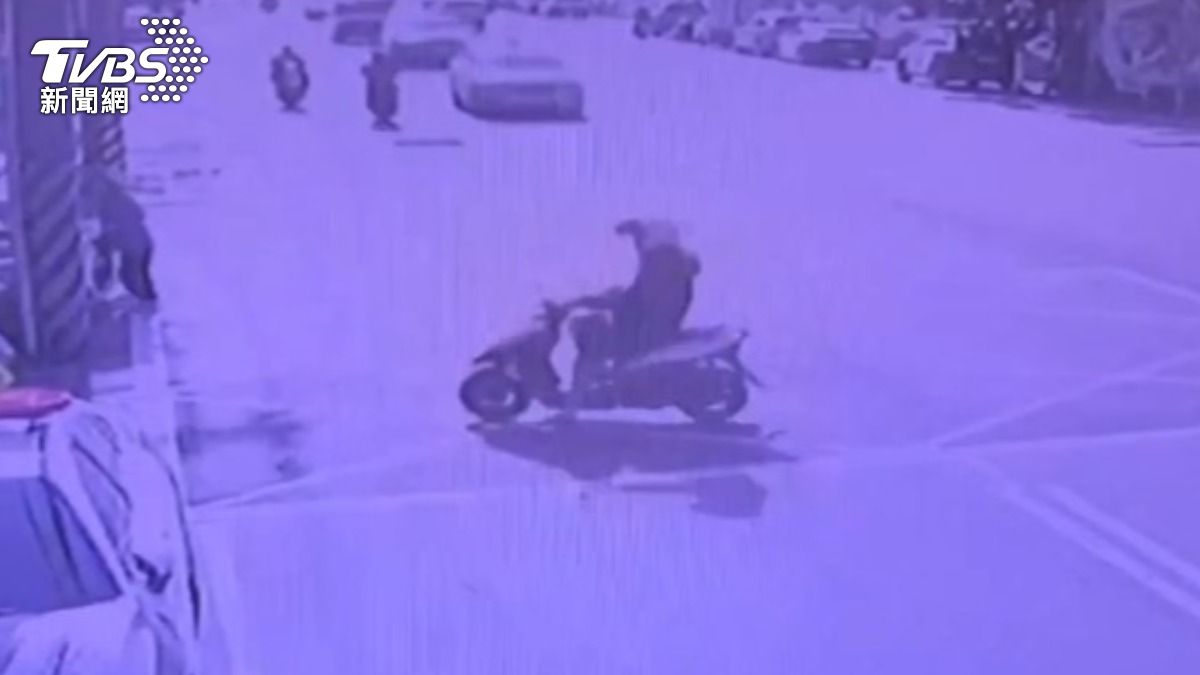 男子遺失手機，騎車到派出所報案。（圖／TVBS）