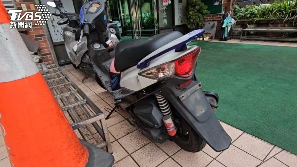 洪先生朋友的機車也被連累扣牌。（圖／TVBS）