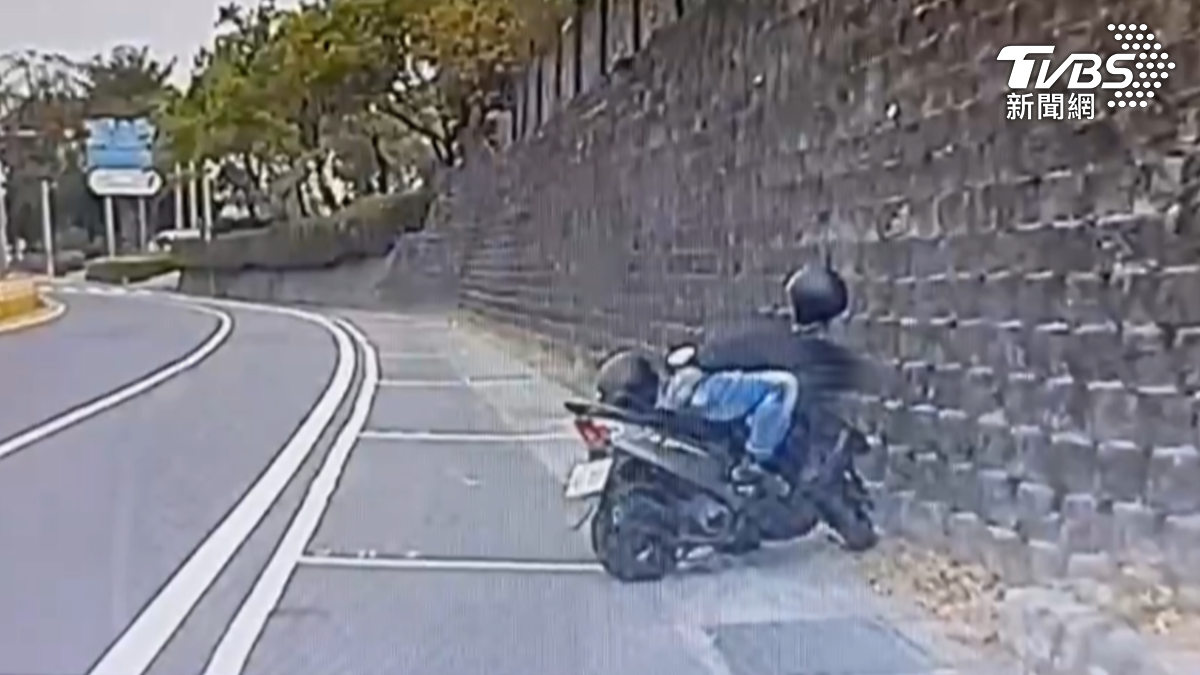 台南市一名男子21日中午被發現倒臥在機車上,警方到場後對其進行毒品檢測。(圖/TVBS)