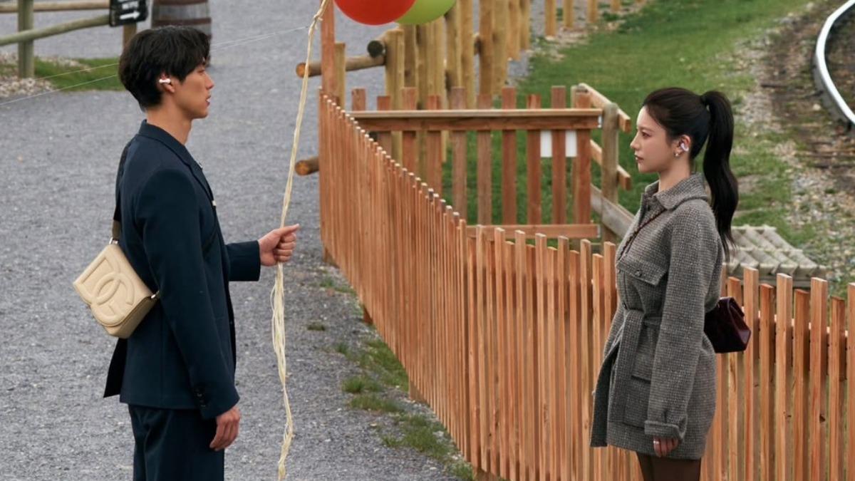 高允貞-情怎麼翻譯-Netflix-韓劇-香奈兒-Chanel-牛角包-毛帽-精品包