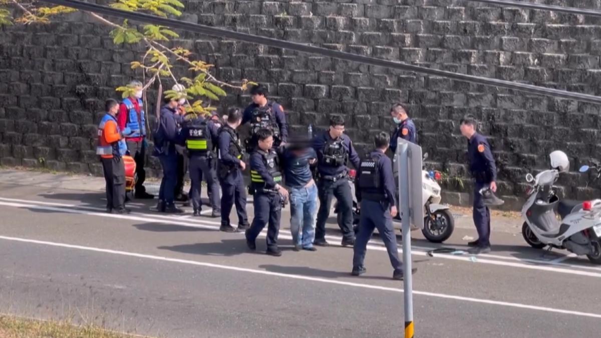 員警欲將男子逮捕時,對方竟激烈反抗甚至咬傷員警,最後在警力支援下才順利將其壓制。(圖/翻攝Threads_yunni.wu)