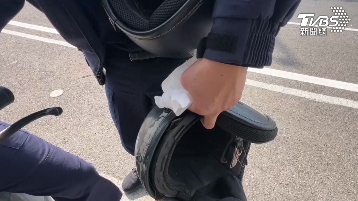 救護車隨後趕抵現場,救護人員隨即替受傷的員警進行包紮處理。(圖/TVBS)