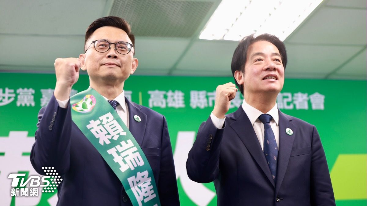 賴清德親自為賴瑞隆披上競選背帶。（圖／華子琛攝）