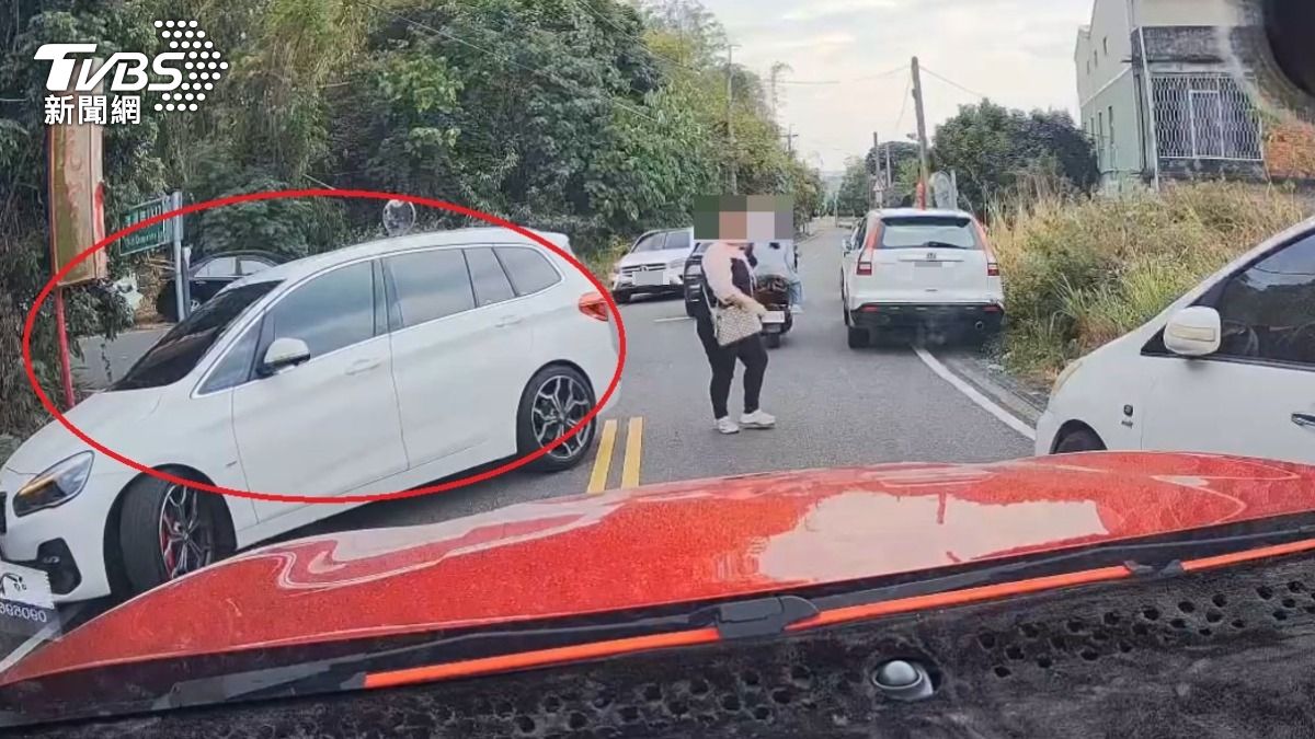 孕婦等車位遭逆向倒車硬搶 氣到「晚上破水生了」