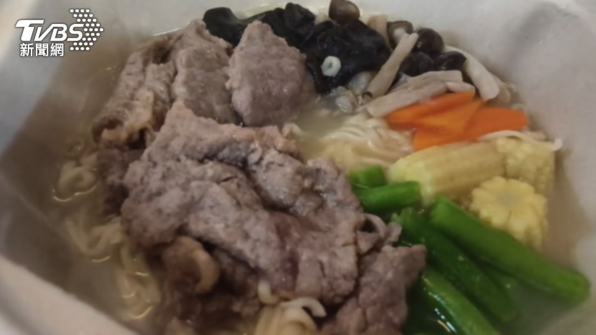 泰式綠咖哩牛肉泡麵等90秒就能吃到。(圖/TVBS)