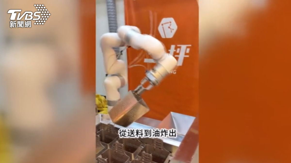 無人鹹酥雞店透過機器手臂操作。(圖/翻攝我是凱西媽咪FB)