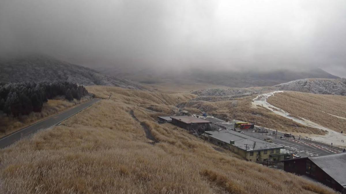 熊本警消從天亮開始搜救，但濃霧和火山氣體一度中斷行動。（圖／自然公園財團阿蘇支部）