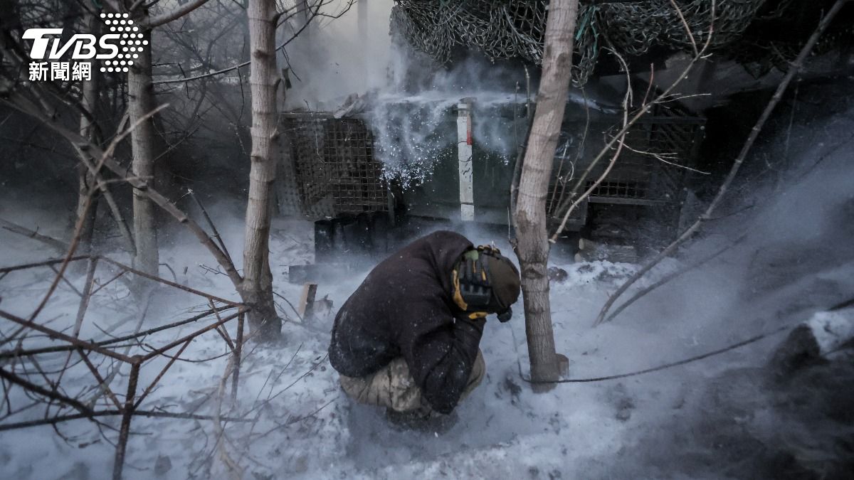 烏克蘭第24機械化旅，在烏東察蘇夫雅方向雪地中，使用自走榴彈砲向俄軍陣地開火畫面。（圖／達志影像美聯社）