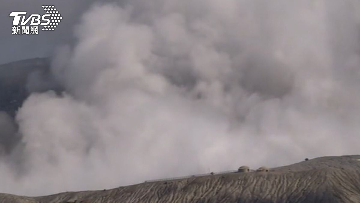 搜救難度高,事故點位於火山口附近且受濃霧阻礙。(圖/TVBS)