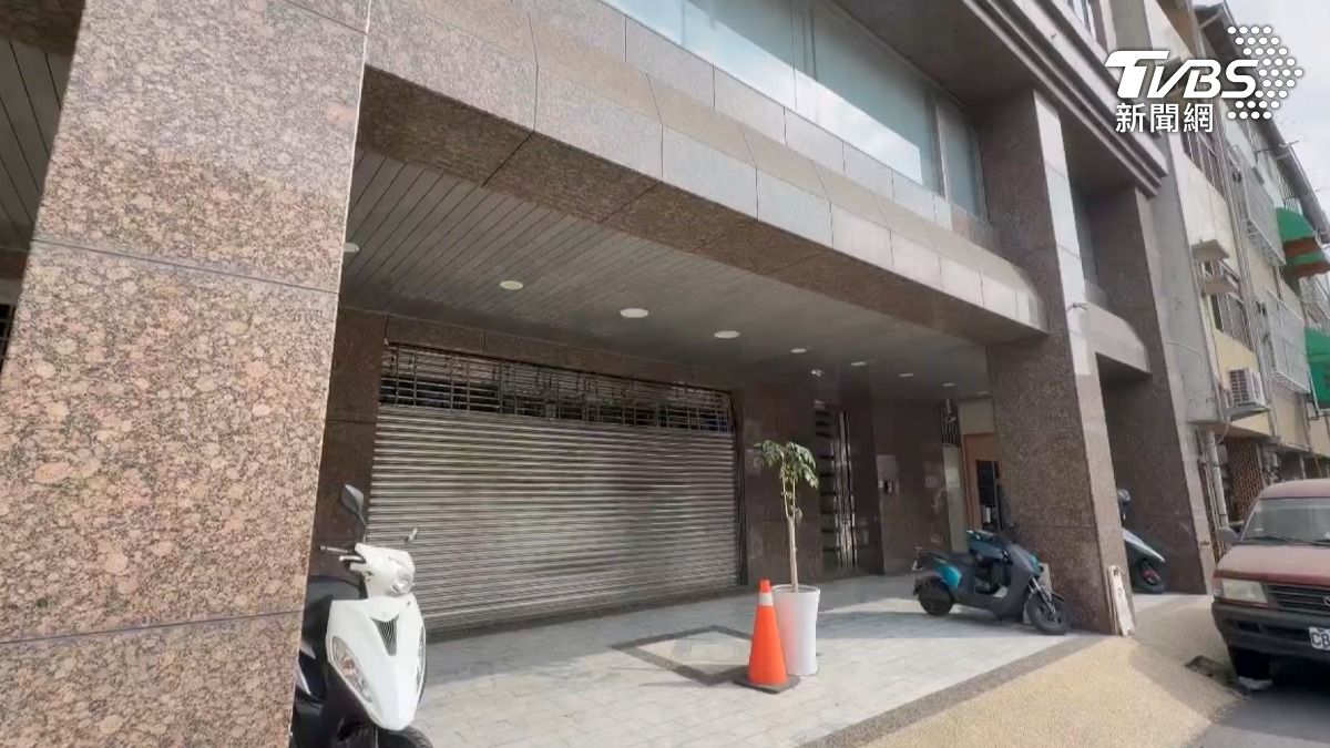 台南婦產科醫師侯娟妃,去年開設的診所突然悄悄歇業,目前大門深鎖招牌也拆除。(圖/TVBS)