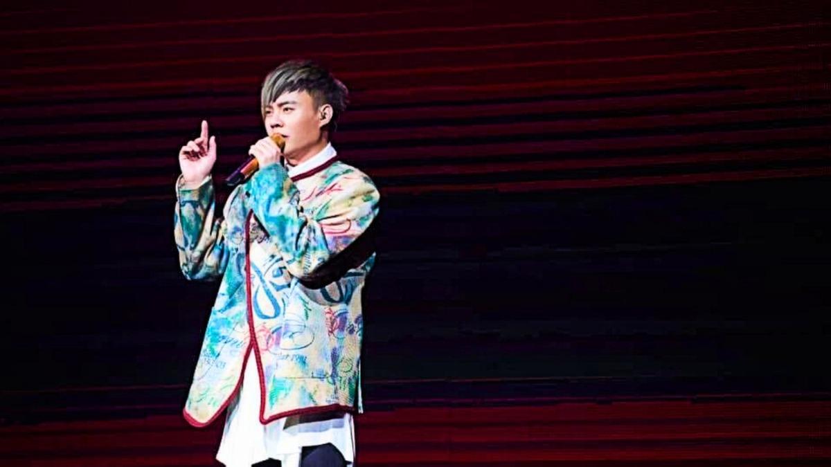 許富凱捐出珍藏的表演服義賣。(圖/何樂音樂提供)