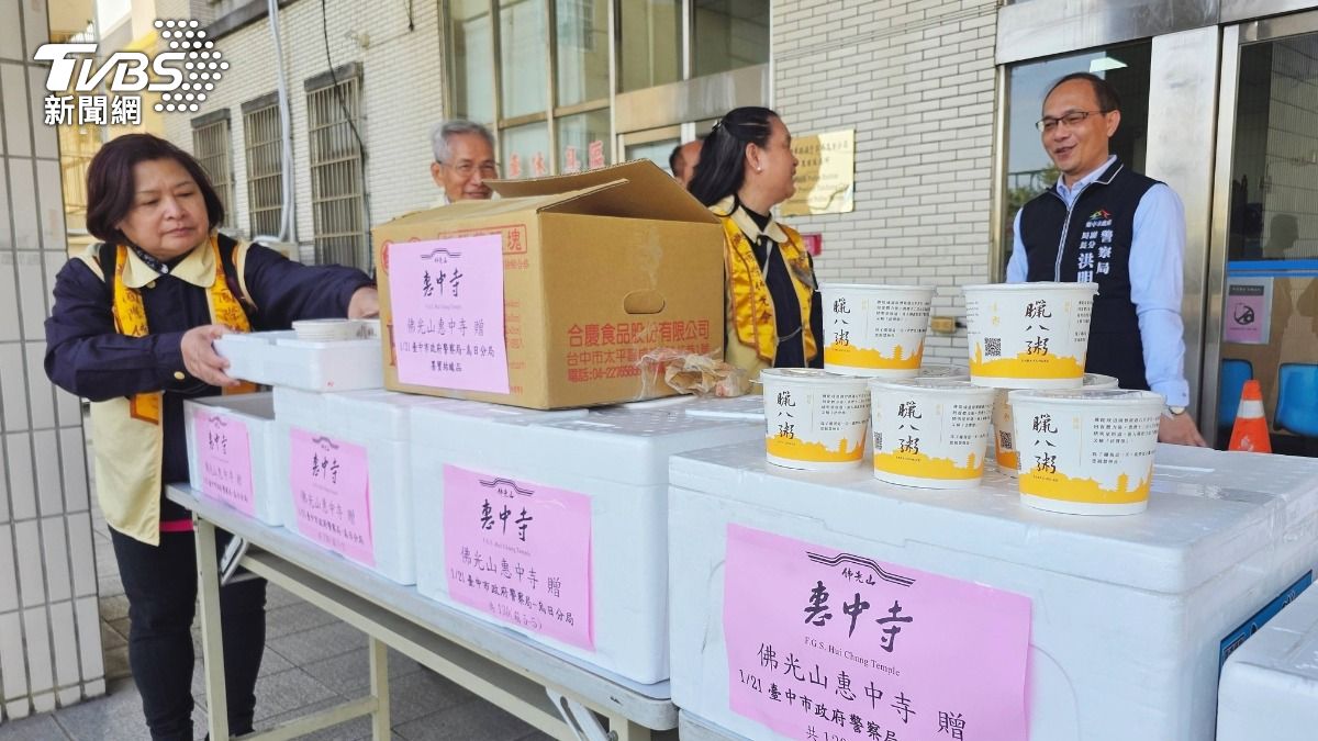 接著惠中寺一行人也前往管轄烏日、大肚、龍井的烏日分局,同樣準備了130份熱騰騰的臘八粥。(圖/TVBS)