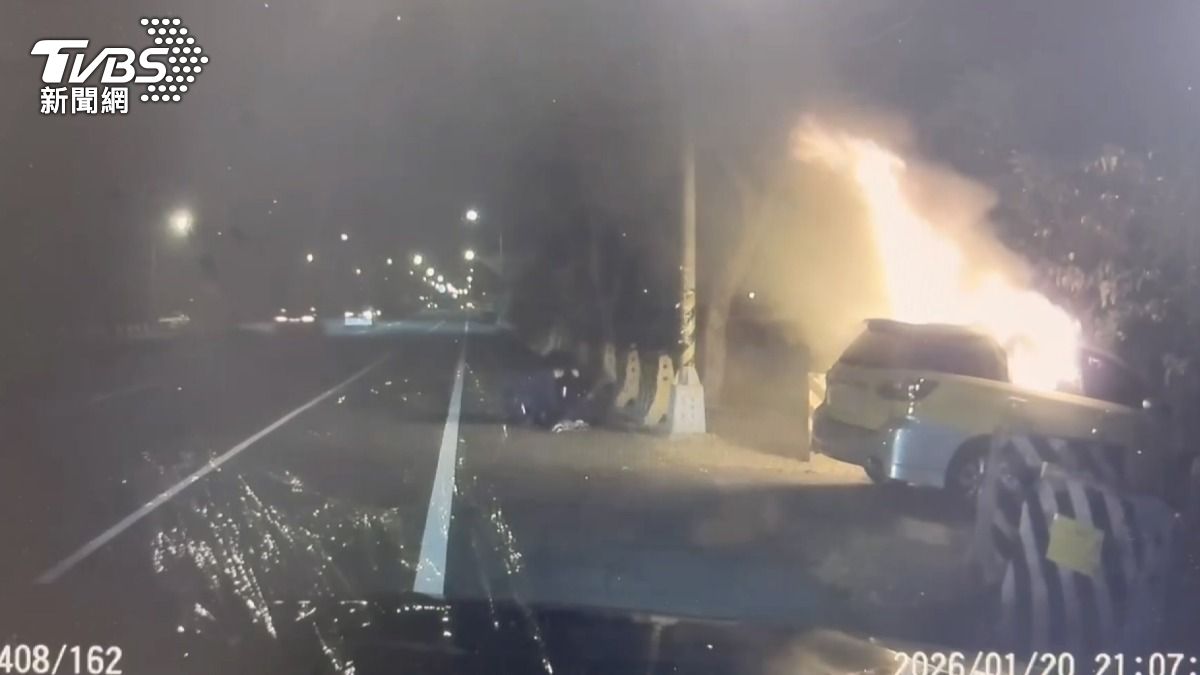 運將停路邊休息 車突起火燒成廢鐵。(圖/TVBS)