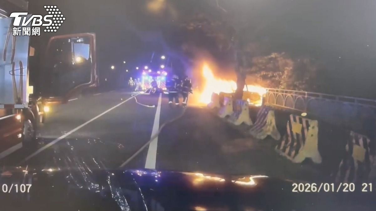 載客返彰身體不適 運將停車遇火燒車。(圖/TVBS)