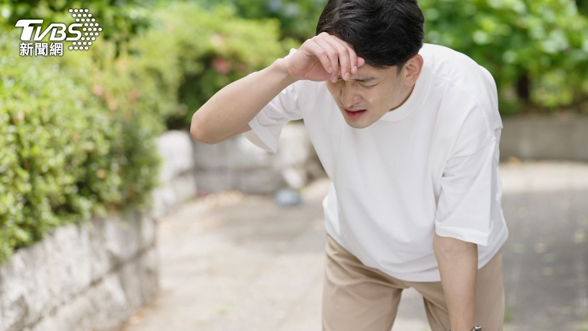 走路習慣盯地板?醫揭「5大異常步態」:恐是大腦發炎退化