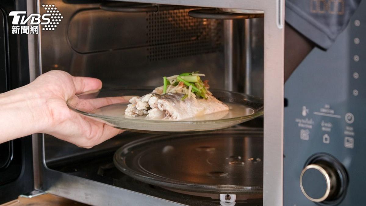 微波便當爆炸怎麼辦?內行授「2物」助防爆:這些食物超會炸
