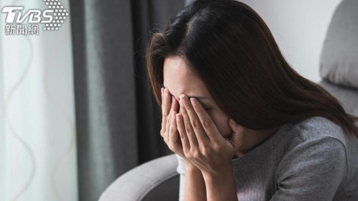 有些女性內心容易因為人際關係或環境變動而感到不安。（示意圖／shutterstock達志影像）
