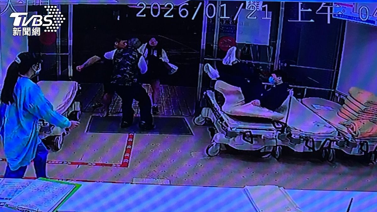 受傷的詹姓護理師,受有頭部外傷、腦震盪,住院治療,仍不時噁心、嘔吐。(圖/TVBS)